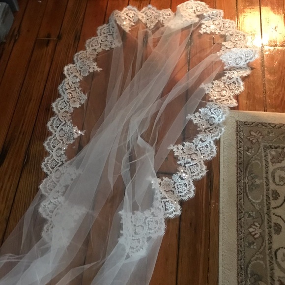 NEW Beautiful bottom lace cathedral wedding veil - Picture 5 of 5